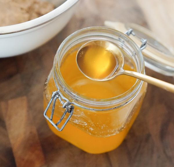 El ghee tiene increíbles beneficios que lo hacen superior a todos los aceites: incrementa tu fuego digestivo y te permite digerir tu comida de forma más suave, lubrica tus articulaciones y órganos para que el movimiento y el transporte de los nutrientes en tu cuerpo se faciliten, ayuda a crecer la bacteria buena en el sistema digestivo y también facilita la excreción de toxinas y residuos.