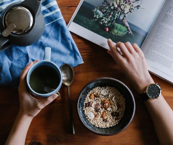 Si tienes gastritis, lo ideal es que desayunes algo ligero y fácil de digerir, como porridge o muffins de calabaza, para darle a tu estómago el tiempo de recuperarse.