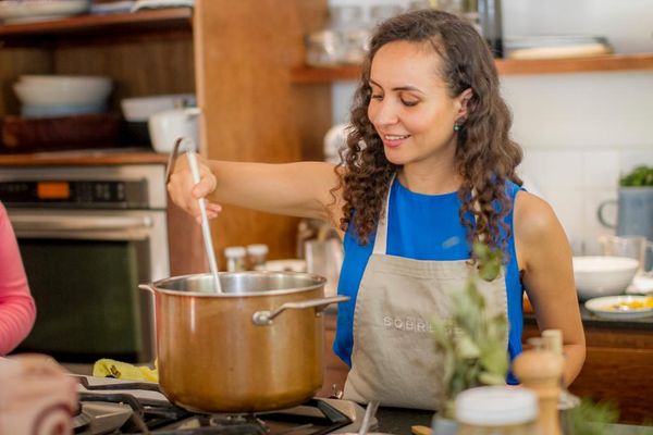 Cocinar con ingredientes frescos y especias rellena tu casa de buenos olores y es el secreto para hacer que te guste más cocinar, haciéndolo más fácil y menos estresante.