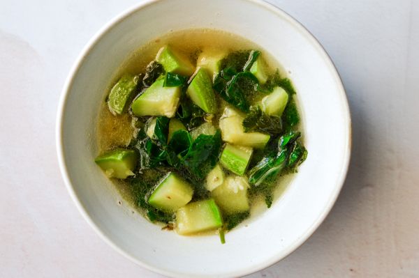 Una sopa aromática que da la sensación de estar tomando un té refrescante para temporadas de calor y sequedad en el ambiente que te hará sentir fresca y rehidratada.