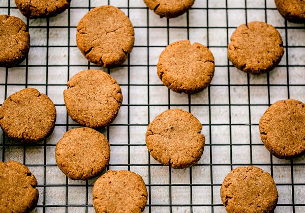 Prueba estas deliciosas galletas doradas sustanciosas y saludables.