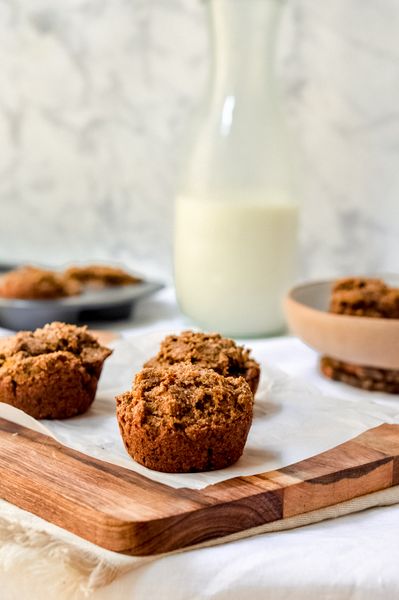 Los muffins son otro de nuestros desayunos favoritos. Nos gusta experimentar diferentes recetas y en esta ocasión preparamos una receta de muffins ideal para el otoño usando calabaza y especias que potencian la digestión en esta temporada. Acompáñalos con una taza de té o de leche vegetal caliente con especias.