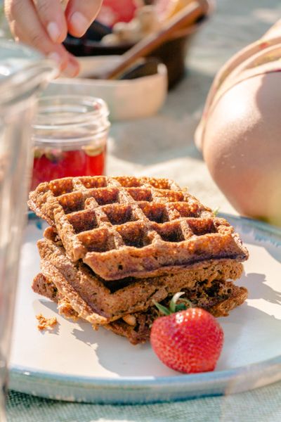 Los waffles son sin duda uno de los desayunos preferidos en nuestra casa. Esta receta además de ser deliciosa es super ligera y no te vas a sentir inflamada/o después de comerlos. Puedes jugar con las especias según la temporada del año en la que los cocines o el lugar en donde vives. 