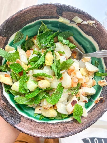 Los espárragos son una verdura purificante que combina perfectamente con un bowl Ayurvédico. Esta receta combina sabores frescos y cítricos con textura crujiente perfecta para las temporadas de primavera y verano. 

Los espárragos son aptos para personas que su dosha predominante es Kapha por su efecto diurético que ayuda a sacar el agua del cuerpo. Las personas que su dosha predominante es Vata y tienen bastante resequedad es mejor que eviten comer espárragos especialmente en época de otoño que hay mucha sequedad en el ambiente.