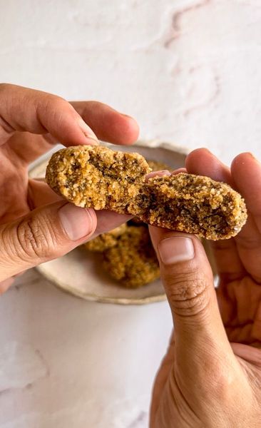 ¡Deliciosas y muy fáciles de preparar! Estas galletas tienen una textura suave y esponjosa que se siente como si estuvieras comiendo galletas hechas de nubes. Son muy ligeras y son perfectas para comer como snack o postre saludable.  