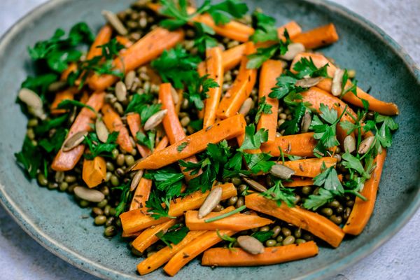 Cuando pensamos en ensaladas, siempre nos imaginamos una ensalada de lechuga con verduras crudas. Las ensaladas no necesariamente tienen que ser a base de lechuga. En esta receta te compartimos una ensalada ayurvédica que ¡te va a encantar!