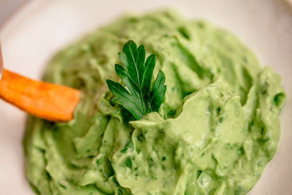 A diferencia de un guacamole, en esta receta la consistencia queda cremosa y también refrescante por las hierbas que agregamos. El hielo es importante porque ayuda a darle esa textura cremosa y suave.