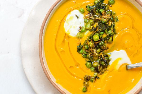 Esta crema de zanahoria con especias además de que sabe riquísima nos ayuda a fortalecer el sistema inmunológico. La puedes acompañar con arroz o pan de masa madre.