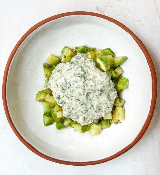 Cuando cocinamos la comida de la misma forma, con el tiempo nos podemos enfadar de los sabores. Esta es una forma diferente y deliciosa de comer calabazas. El Tahini (pasta de ajonjolí) es un ingrediente riquísimo que se utiliza mucho en la cocina Árabe. El ajonjolí nutre y fortalece el tejido nervioso y muscular relajando la tensión de los músculos. También contiene mucho calcio que ayuda a mantener los huesos fuertes.