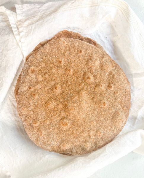 La mayoría del pan que se vende hoy en día está hecho con harina de mala calidad que trae efectos negativos a nuestra salud. El chapati es un tipo de pan muy fácil de preparar que se asemeja a la tortilla. Además de que es más ligero que el pan convencional, este tipo de pan no contiene levadura y por consiguiente no desequilibra la microbiota.