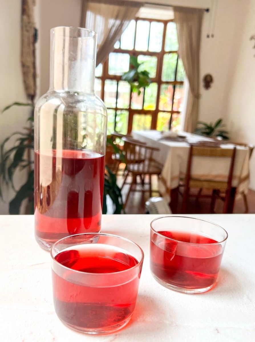 Agua de Jamaica con Hierbabuena
