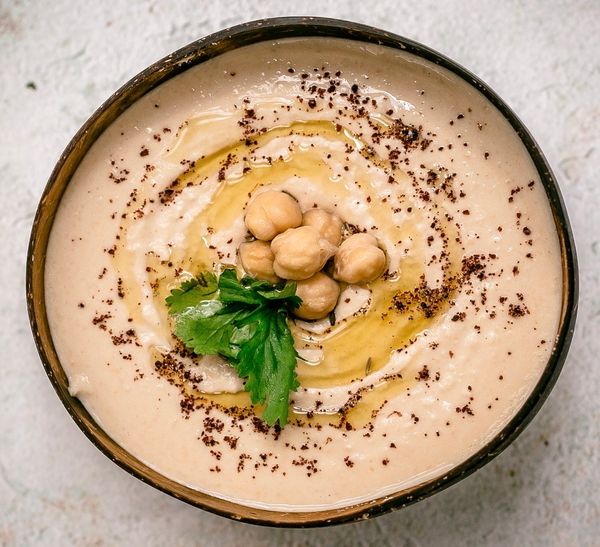 El hummus, que literalmente significa garbanzo, es un platillo muy común en el mundo Árabe que se ha puesto de moda por todo el mundo. Esta receta que compartimos, es una forma auténtica de prepararlo que no te va a quitar mucho tiempo.