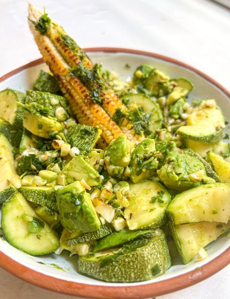 Esta ensalada es una verdadera delicia y al verla se nos hace agua la boca.
La consistencia crujiente de los elotes, con la suavidad de las calabacitas, la cremosidad del aguacate y la salsa de hierbas, hacen de esta ensalada la combinación perfecta.