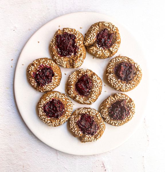 Nos encantan las galletas con mermelada y apenas experimentamos con una nueva receta que nos quedó deliciosa.
Las galletas son saludables y muy fáciles de preparar. En lugar de mermelada usamos nuestra receta de compota de frutos rojos. Lo único nuevo que agregamos a la compota fueron pétalos de rosa que son refrescantes, antiinflamatorios y laxantes. También nos ayudan a calmar y abrir el corazón cuando se mezclan con un endulzante.