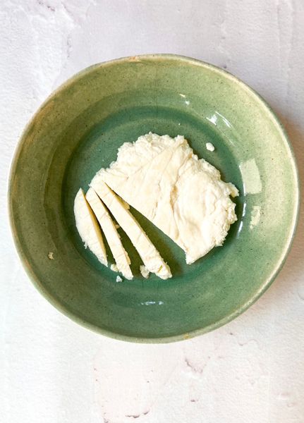 El paneer es un queso fresco bastante ligero, menos pegajoso y pesado que los quesos convencionales. 
Como no está fermentado, no causa sobrecalentamiento del cuerpo y por no ser “queso maduro” es ligero para la digestión y para el cuerpo en general. 
Recomendamos hacerlo con leche cruda o leche pasteurizada que aún tiene su grasa. Con leche ultrapasteurizada no queda igual.
Este queso es un excelente acompañamiento para tu dieta Ayurvédica y lo fascinante es que se hace en 10 minutos.
