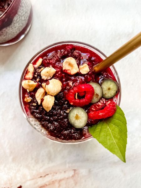 El chia pudding es uno de los desayunos saludables, ligeros y más fáciles de preparar en casa. Para sacar el mejor provecho y sabor a esta receta, agregamos jengibre fresco y rallado para hacerlo más digerible y también nos gusta prepararlo con una compota de frutos rojos y leche de coco que preparamos en casa. La compota y la leche de coco hechas en casa superan en sabor, calidad y nutrientes a cualquiera que encuentres en el supermercado. También puedes agregar avellanas tostadas para darle un delicioso ”crunch” a tu desayuno. 
Evita preparar el chia pudding desde una noche antes y guardarlo en el refrigerador ya que en Ayurveda no se recomiendan alimentos fríos y siempre tratamos de comer alimentos recién preparados.