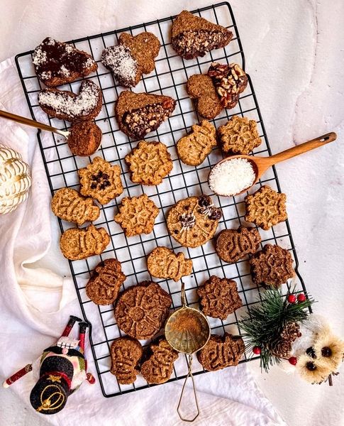 Esta receta está inspirada en la receta de galletas navideñas que hacía mi mamá en esta época del año. Ahora que vino a quedarse con nosotros un par de semanas, quisimos reinventar la misma receta pero con mejores ingredientes y hacerla más digerible y sana.
Aunque mi mamá tenía sus dudas de que fueran a quedar igual de ricas, ¡lo logramos! 
No usamos harina blanca, ni huevo, tampoco mantequilla y azúcar refinada. 
Son unas galletas deliciosas con la mejor textura que no le piden nada a las que venden en el supermercado. 
Compártelas con tus amigos o en la cena navideña con tu familia y espera los buenos comentarios.