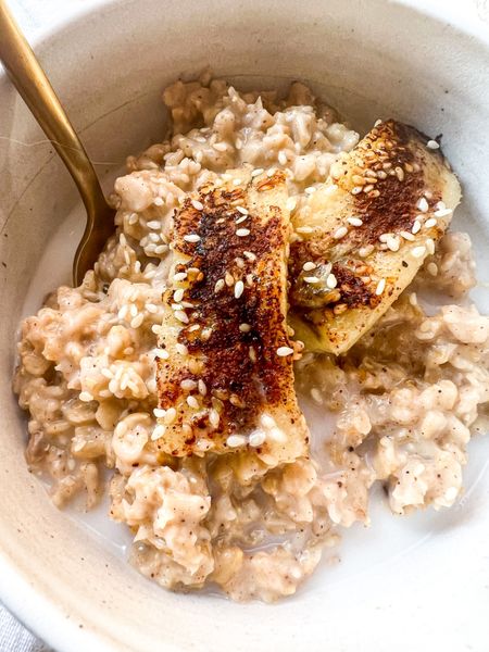 Un desayuno que apapacha el estómago y te va a encantar. Nos gusta ponernos creativos y preparar la misma comida de diferentes formas. En esta ocasión preparamos la avena con cardamomo, canela, anís, leche de coco casera y agregamos plátano con canela y ajonjolí a la plancha que le dio un toque delicioso. A pesar de que en Ayurveda no se recomienda combinar la fruta con otros alimentos, la avena es fácil de digerir y nuestra digestión es fuerte y lo digiere fácilmente. Si tu digestión es lenta o tienes problemas digestivos, puedes preparar esta receta sin plátano.