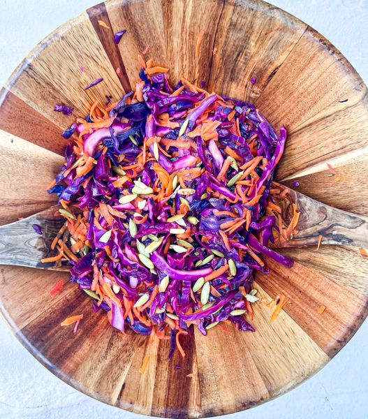 Las frutas y verduras coloridas tienen una gran variedad de nutrientes que apoyan la salud de la piel y la col morada no es una excepción.
Contiene una buena cantidad de vitaminas A y C. Consumirla regularmente asegura la protección de la piel contra enfermedades inflamatorias. También aumenta la producción de colágeno y mantiene una buena estructura de la piel.
Generalmente se consume cruda, lo que no es recomendable en Ayurveda. Consumir col cruda puede causar sequedad e hinchazón en el cuerpo, gases, estreñimiento y en algunos casos insomnio. Prueba hacer esta ensalada que es súper fácil de digerir.