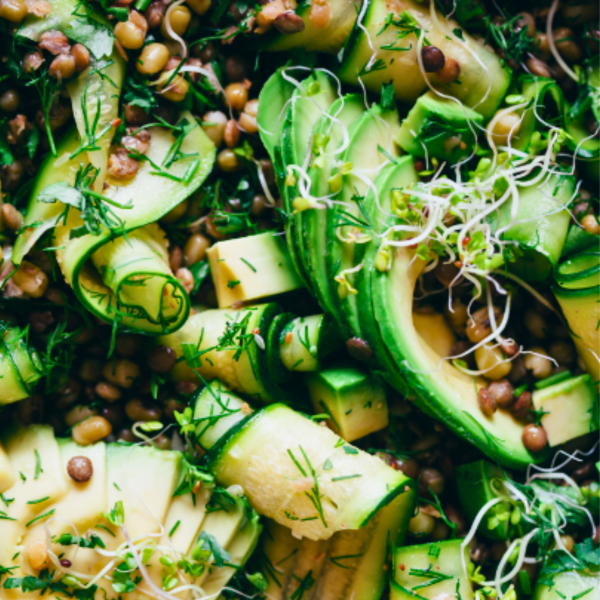 Frijoles Mung, calabacitas y crujiente de nueces y albahaca
