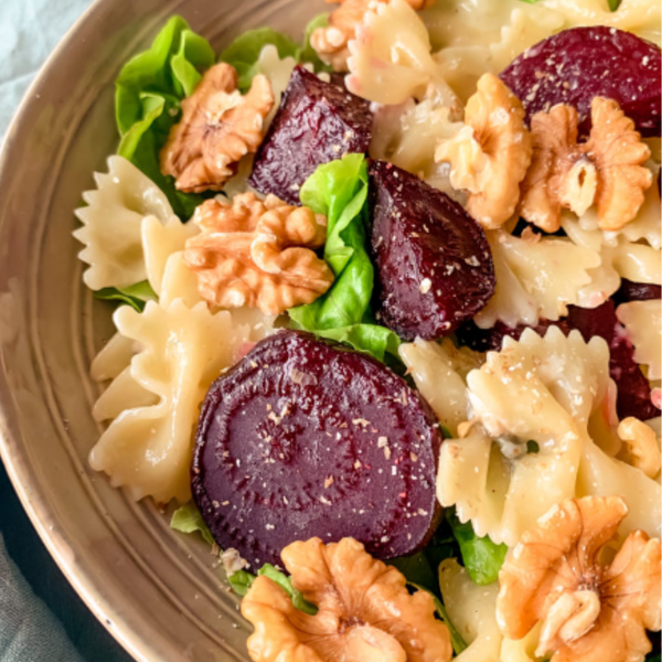 Las ensaladas de pasta suelen ser pesadas o muy cremosas, pero esta versión es fresca, ligera y nutritiva. El betabel aporta dulzor y minerales, mientras que el aguacate le da untuosidad y suavidad. Los ejotes blanqueados conservan su textura crujiente y su frescura equilibrando la preparación. Las semillas de girasol y de hinojo tostadas, añaden un contraste aromático y un toque crujiente que eleva el plato. El resultado es una ensalada saciante pero ligera, perfecta para disfrutar fría o a temperatura ambiente. Puede servirse como plato principal en los meses cálidos o como guarnición acompañada de pescado o legumbres. La combinación de colores y texturas la hace además muy atractiva en la mesa. Es ideal para la primavera y el verano, cuando el cuerpo agradece comidas frescas, coloridas y fáciles de digerir.