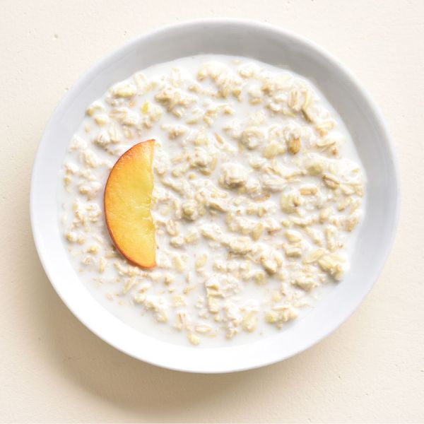 Un desayuno tibio, nutritivo y especiado que combina dos granos muy valorados en Ayurveda: la avena, rica en fibra soluble que aporta saciedad y suavidad, y el amaranto, lleno de minerales y proteínas vegetales de fácil asimilación. Juntos forman una base equilibrada que sostiene la energía durante toda la mañana sin causar pesadez. El ghee y las especias, cúrcuma, canela, cardamomo e hinojo, no solo realzan el sabor, sino que también favorecen la digestión y aportan un calor suave al cuerpo. Servido con un poco de coco rallado al final, este porridge se vuelve aromático, reconfortante y perfecto para iniciar el día con calma y buena energía. Es ideal en otoño e invierno cuando el cuerpo agradece desayunos tibios, untuosos y especiados que brindan calor y energía estable. En primavera si hay sensación de pesadez, puedes sustituir la avena por más amaranto para hacerlo más ligero.