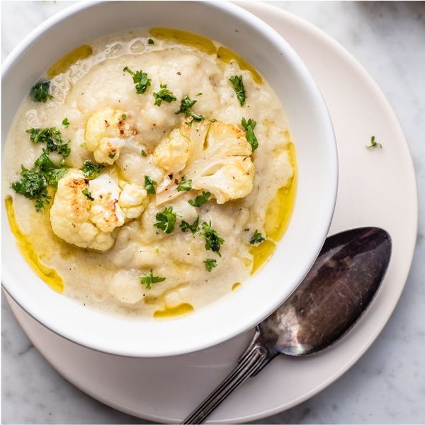 Una crema ligera, nutritiva y muy digestiva que transforma a la coliflor en un plato reconfortante y aromático. La combinación de ghee con especias como el tomillo, el cilantro y el fenogreco suaviza el carácter de la coliflor que a veces puede ser más pesada o generar gases y la vuelve más amable para el sistema digestivo. La leche de coco aporta cremosidad y un toque untuoso sin hacerla pesada. Es un plato versátil que puede servirse como la parte de verduras que purifican en la comida, acompañado de granos como arroz o quinoa, verduras que construyen y alguna legumbre ligera, o bien como una cena suave acompañado de calabacitas o zanahorias, ligera y calmante. Es ideal en invierno y en los días frescos de primavera cuando el cuerpo agradece sopas tibias, especiadas y fáciles de digerir.