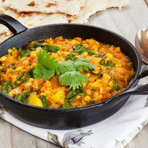 Un curry sencillo, nutritivo y muy reconfortante que reúne lo mejor de las lentejas con verduras ligeras y especias digestivas. Las lentejas aportan proteína vegetal de fácil asimilación, mientras que la zanahoria y el apio suman fibra, dulzor natural y minerales. El ghee y las especias, jengibre, cúrcuma y comino, equilibran la digestión, aportan calidez y hacen que las legumbres resulten más ligeras. La leche de coco le da cremosidad y suavidad sin hacerlo pesado, mientras que un toque de tamari redondea el sabor con notas saladas y profundas. Es ideal en otoño e invierno cuando el cuerpo agradece platos tibios, cremosos y especiados que brindan saciedad y calor estable. Es un plato perfecto para la comida del mediodía, cuando la digestión es más fuerte y puede procesar mejor las legumbres.