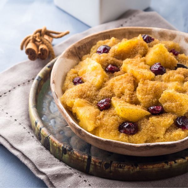 Las peras y manzanas suelen estar subestimadas, pero tienen beneficios increíbles, sobre todo a finales del verano, cuando ayudan al cuerpo a liberar el exceso de calor acumulado. Eso sí: comerlas crudas puede ser difícil de digerir para algunas personas, provocando gases o inflamación. Cocinarlas ligeramente con especias calientes, combinarlas con pasas que equilibran su astringencia y añadirles un poco de grasa saludable como el ghee, las vuelve más satisfactorias y mucho más fáciles de asimilar. El resultado es un plato tibio, suave y aromático que funciona perfecto como desayuno ligero o como snack de media tarde cuando el hambre aparece y se antoja algo sencillo pero reconfortante. También pueden servirse como complemento para cualquier receta de porridge sin leche de vaca o pancakes, aportando dulzor natural y un toque especiado. Es ideal para el otoño e invierno, cuando el cuerpo agradece preparaciones tibias y especiadas.