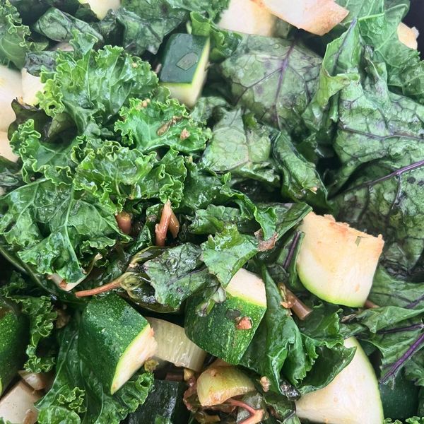 Las hojas verdes son una de las formas más sencillas de nutrir el cuerpo con minerales y frescura, pero no siempre resultan fáciles de digerir si se comen crudas. En esta receta se cocinan suavemente con jengibre, canela e hinojo, especias que apoyan la digestión y reducen la tendencia a la inflamación. La ralladura de limón aporta un toque aromático y vibrante que realza los sabores y mantiene el plato ligero. Puedes usar cualquier mezcla de hojas verdes: espinaca, kale, acelga, verdolagas… incluso añadir calabacita en el salteado para darle más cuerpo. El resultado es un plato tibio, suave y muy versátil, que puede servirse como guarnición o como la parte de verduras en una comida completa. Es ideal en primavera y verano, cuando el cuerpo agradece comidas verdes, ligeras y frescas.