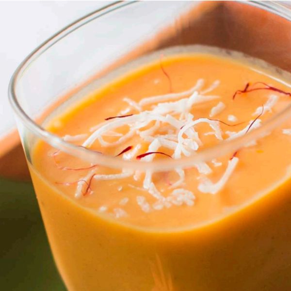 Este smoothie es cremoso, reconfortante y muy nutritivo. El camote es naturalmente dulce y rico en fibra, se combina con especias como canela, hinojo y cardamomo, que no solo realzan el sabor sino que también favorecen la digestión. Los dátiles aportan dulzor natural y minerales, mientras que el ghee y la leche de coco o almendras le dan una textura cremosa y satisfactoria. A diferencia de los batidos fríos, esta es una bebida que se disfruta mejor tibia o caliente, lo que la convierte en una opción ideal para el desayuno ligero o como snack a media tarde en los días más frescos. Su combinación de especias y camote cocido recuerda a un postre, pero en una versión más ligera y digestiva. Es ideal para el otoño y el invierno, cuando el cuerpo agradece bebidas tibias, especiadas y nutritivas.