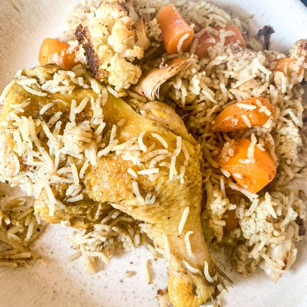 El maqloubeh, cuyo nombre significa literalmente “volteado”, es un plato tradicional del Medio Oriente que se prepara en capas de arroz, pollo y verduras, y que al final se desmolda como un pastel. Es una receta de celebración familiar: cada hogar tiene su propia versión y suele servirse en grandes bandejas para compartir en ocasiones especiales. Lo que hace único a este plato es su combinación de especias cálidas, comino, canela, pimienta negra, cúrcuma y nuez moscada, con la suavidad del arroz basmati y el sabor profundo del pollo y las verduras asadas. El resultado es un arroz aromático y esponjoso, entremezclado con capas de verduras doradas y pollo jugoso. Para mí, es un plato que transmite hogar, abundancia y el placer de sentarse a la mesa a compartir. Es ideal para el otoño y el invierno o para reuniones familiares en las que se busca un plato sustancioso, nutritivo y lleno de sabor.