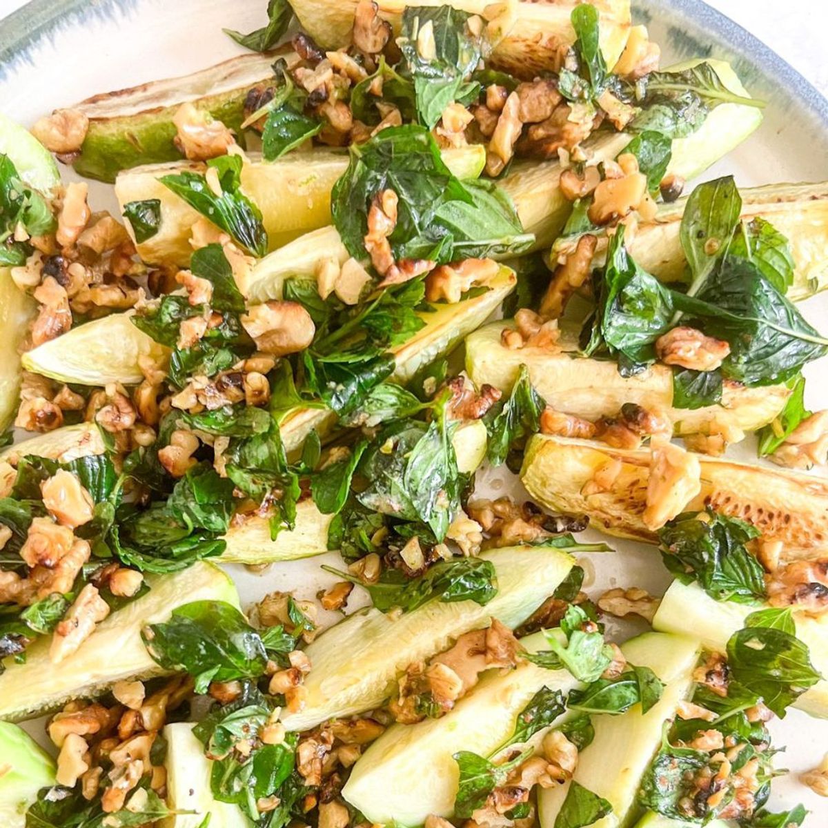 Frijoles Mungo, Calabacitas y Crujiente de Nueces y Albahaca