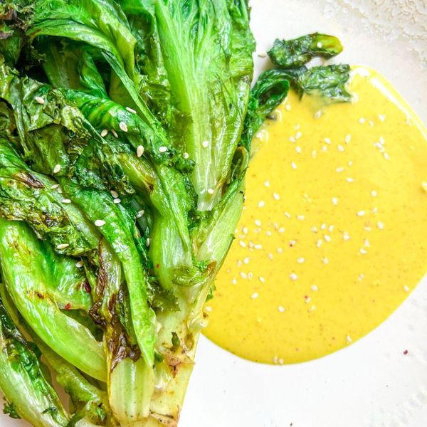 El tahini es una de esas preparaciones versátiles que siempre conviene tener a la mano: es cremoso, saciante y combina con una gran variedad de platos. En esta versión lo transformamos en una salsa dorada gracias a la cúrcuma y el jengibre fresco, que no solo aportan un sabor vibrante y especiado, sino también un efecto digestivo y calorífico en el cuerpo. Se prepara en pocos minutos y puede acompañar desde verduras asadas (yo la serví con lechuga a la parrilla y fue un éxito) hasta cualquier buddha bowl ayurvédico que necesite un toque extra de sabor y cremosidad. También funciona como aderezo para ensaladas tibias o hasta un dip. Es ideal para el otoño y el invierno, cuando el cuerpo agradece especias calientes y alimentos que aporten calor interno.