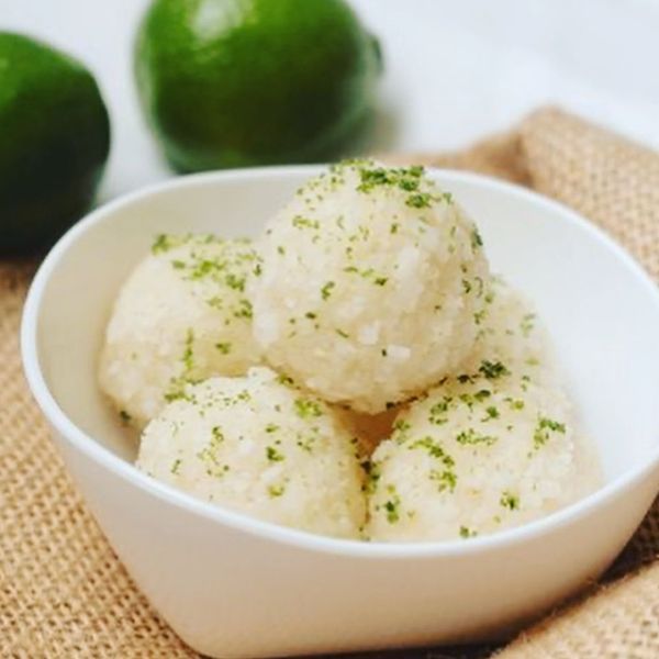 Estas trufas surgieron con la idea de recrear las clásicas “trufas blancas”, pero en una versión más ligera de digerir y bastante saludable. El coco es naturalmente refrescante para el cuerpo, lo que lo hace ideal en verano o en días cálidos: hidrata, aporta minerales y mantiene la energía estable sin pesadez. El aceite de coco, en pequeñas cantidades le da cohesión y una textura suave sin volverlo grasoso, mientras que el cardamomo lo hace más digestivo y aromático, equilibrando el dulzor del coco y la miel o el maple. El toque de ralladura de limón añade frescura y un contraste delicioso. El resultado son bolitas frescas y ligeras, un snack o postre perfecto para días de calor. Y lo mejor, ¡a los niños también les encantan! Es ideal para el verano y los días cálidos, servido como snack a media tarde o como un postre fresco después de la comida.