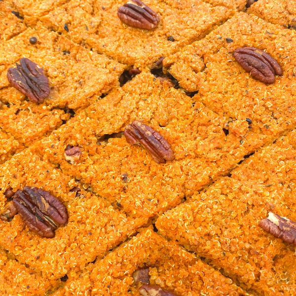 Una versión ayurvédica y más ligera del clásico dip de origen árabe. Aquí sustituimos el pimiento rojo que pertenece a las nightshades (solanáceas), a veces inflamatorias y no siempre fáciles de digerir, por zanahorias horneadas, que aportan dulzor natural y una textura sedosa al procesarse. Las nueces pecanas o de castilla dan la base cremosa, mientras que el comino, el vinagre balsámico y el limón equilibran con notas especiadas, ácidas y frescas. El resultado es un dip nutritivo, aromático y lleno de matices: dulce, ácido, tostado y especiado al mismo tiempo. Perfecto para acompañar con chapati, galletitas de camote, o como parte de verduras que construyen tu comida. También funciona como snack saciante y saludable para media tarde. Es ideal en otoño e invierno cuando el cuerpo agradece dips tibios, especiados y más untuosos, aunque puede disfrutarse en cualquier estación ajustando la cantidad de especias y cítricos.