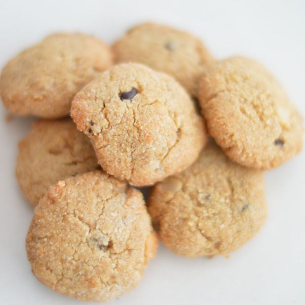 Siempre me ha encantado el coco desde chiquita: cualquier producto o postre que llevaba era mi favorito. Cuando empecé a aprender Ayurveda todo hizo sentido. Siendo de naturaleza fuego (Pitta), mi cuerpo buscaba naturalmente lo fresco, y uno de los alimentos más deliciosos y refrescantes es el coco. Eso es lo bonito del Ayurveda: te ayuda a entender que lo que pensabas que era solo un gusto personal, o esas cosas de ti que cuestionabas tanto, en realidad tienen raíces profundas en tu constitución (tipo de cuerpo). Estos macaroons de coco y almendras son un postre ligero, aromático y lleno de sabor, ideal para satisfacer un antojo dulce sin caer en lo pesado. El coco refresca y aporta minerales, mientras que la almendra y la chía ofrecen estabilidad y energía sostenida. El cardamomo y el jengibre, por su parte, equilibran la digestión para que sea una preparación ligera y fácil de asimilar. Son perfectos para la primavera y el verano, cuando buscamos postres más frescos, pero también pueden disfrutarse tibios en otoño. Su mejor momento es como snack en la tarde o como postre después de la comida.