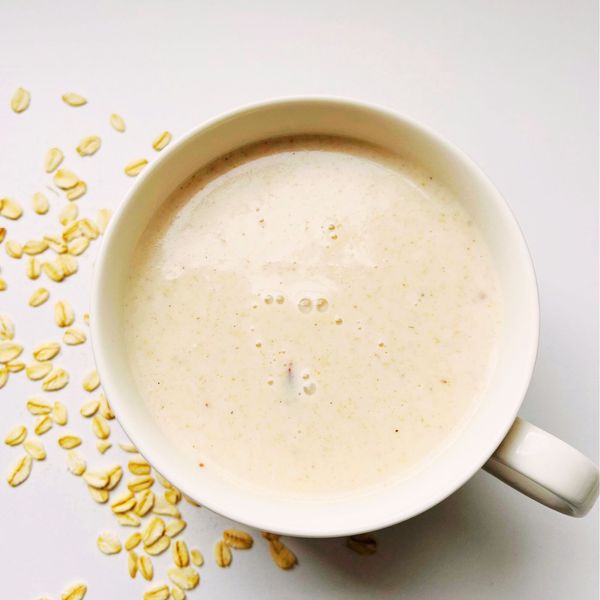 El atole es una bebida tradicional que acompaña los meses fríos en muchas culturas de Latinoamérica. Esta versión, elaborada con harina de avena tostada, especias cálidas y un toque de ghee, es reconfortante y nutritiva sin ser pesada. La canela, la nuez moscada y el jengibre aportan calor y favorecen la digestión, mientras que la avena da saciedad y energía estable. Lo especial de este atole es su versatilidad: puede prepararse con leche de vaca para una versión más clásica, o con leches vegetales como coco o almendra para hacerlo más ligero. Endulzado con azúcar mascabado, jarabe de maple o incluso con un dátil, se adapta a distintos gustos y necesidades. Es una bebida que recuerda al hogar y que acompaña bien tanto el desayuno como una merienda de tarde. Es ideal para el otoño y el invierno, cuando el cuerpo busca calor, suavidad y nutrición estable.
