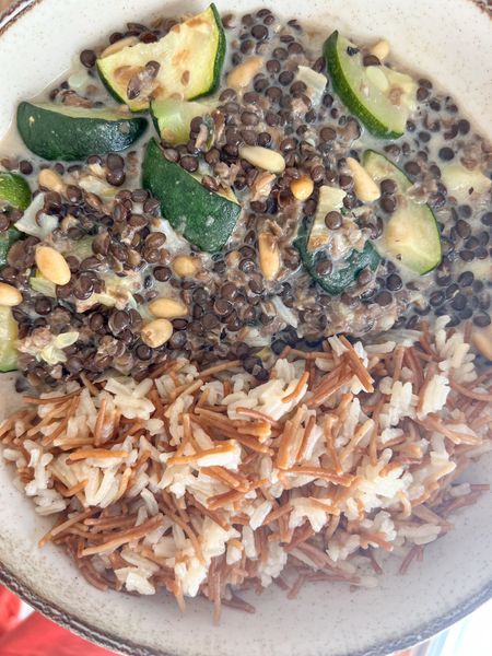 Esta receta es un ejemplo de cómo las legumbres pueden convertirse en un plato aromático, ligero y muy satisfactorio. Las lentejas, suaves y nutritivas, se combinan con la calabaza asada, que aporta dulzor natural y textura cremosa. El hinojo (o apio), junto con especias como el clavo, la nuez moscada y la pimienta, da un aroma cálido y especiado que transforma la receta en algo especial. Los piñones o almendras tostadas añaden un toque crujiente y profundo, equilibrando la suavidad de las lentejas y la calabaza. Puede servirse acompañado de arroz o fideos y una verdura purificante como espinaca salteada o coliflor horneada, lo que lo convierte en una comida completa y armoniosa. Si te apetece, se puede añadir un poco de yogur fresco de cabra o vaca, aunque es mejor evitarlo en caso de pesadez o problemas de piel. Es ideal en otoño e invierno, cuando el cuerpo agradece platos especiados, dulces y nutritivos que aportan calor y estabilidad.