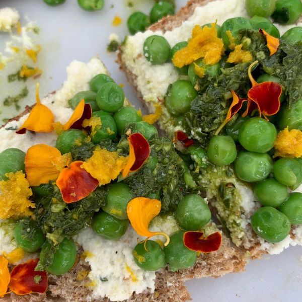 La ricotta tradicional se hace con lácteos, pero esta versión a base de almendras es ligera, nutritiva y muy versátil. La preparo cuando no quiero mezclar lácteos con otros alimentos que pueden generar inflamación o malestar. Al remojar y licuar las almendras con un poco de limón y especias, se obtiene una crema suave que recuerda a la ricotta clásica, pero con un perfil más fresco y digestivo. Lo especial de esta receta es que se puede usar de múltiples formas: como untable en pan o chapati, como relleno de verduras asadas, en ensaladas o incluso como base para salsas cremosas. El limón aporta un toque ácido que equilibra la untuosidad de las almendras, haciendo que el resultado sea ligero y agradable al paladar. Se puede adaptar a cualquier estación del año.