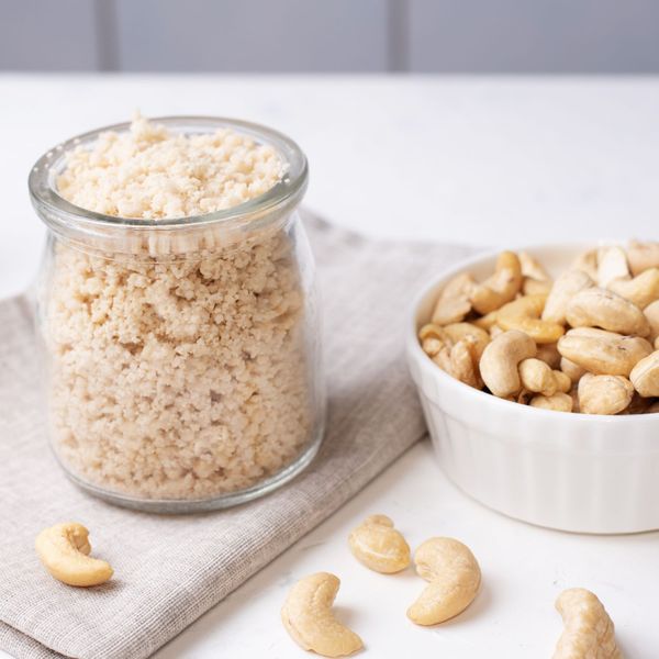 Esta crema es una alternativa vegetal a la crema láctea tradicional: ligera, suave y muy versátil. Hay una razón importante por la cual prefiero hervir la nuez de la india en lugar de solo remojarla: la nuez de la india puede contener hongos que desequilibran la microbiota intestinal, y al hervirlos durante al menos 20 minutos nos aseguramos de eliminarlos y de hacerlas más ligeras para consumir. El resultado es una crema sedosa y fácil de digerir, que al mezclarse con limón y vinagre adquiere un sabor fresco y ligeramente ácido, muy similar al de la crema clásica. Se puede usar como base para sopas, aderezos o para acompañar enfrijoladas, tacos y verduras asadas. También funciona muy bien como dip fresco. Es ideal en cualquier estación ya que se adapta tanto a platos calientes como fríos.