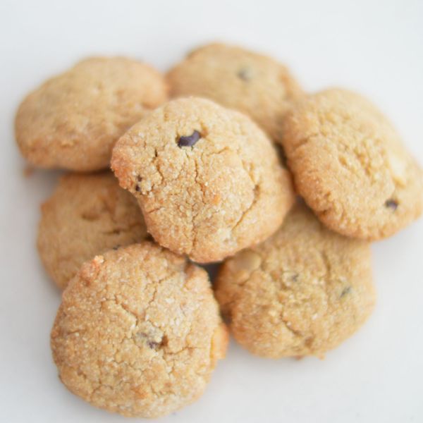 Las galletas de tahini fueron un gran descubrimiento en casa, tan deliciosas como nutritivas. El tahini no solo aporta un sabor único y profundo sino que también es rico en calcio, hierro y magnesio, lo que las convierte en una opción excelente para madres en lactancia, niños en crecimiento o simplemente para quienes buscan un bocado que nutra y reconforte. La combinación de avena, harina de almendras y dátiles aporta energía estable y fácil de digerir, mientras que las especias, anís, canela y un toque de clavo, les dan calidez y las hacen más digestivas. Lo mejor es que puedes jugar con las harinas: mantener solo una o variar según lo que tengas en casa, siempre con buenos resultados. Son ideales para otoño e invierno, cuando el cuerpo agradece bocados tibios, especiados y reconfortantes.
