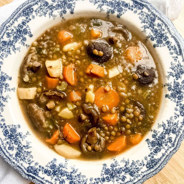 Este estofado es un plato profundamente nutritivo y reconfortante, ideal para cuando buscamos calor y saciedad sin pesadez. Las lentejas son una fuente de proteína vegetal estable, se combinan con raíces como la zanahoria y la chirivía que aportan dulzor natural y sostén. Los hongos shiitake suman un sabor terroso y mineralizante, además de ser reconocidos por fortalecer la inmunidad. Las especias suaves como el comino, tomillo y un toque de asafétida equilibran la densidad de las legumbres y facilitan la digestión, mientras que el ghee aporta untuosidad y estabilidad. El resultado es un guiso tibio, aromático y saciante, perfecto para los meses fríos. Servido con arroz al vapor o pan de masa madre y acompañado de brócoli o coliflor al vapor u horneados, se convierte en una comida completa y equilibrada. Es ideal en otoño e invierno cuando el cuerpo agradece guisos calientes, especiados y nutritivos que aportan energía sostenida.