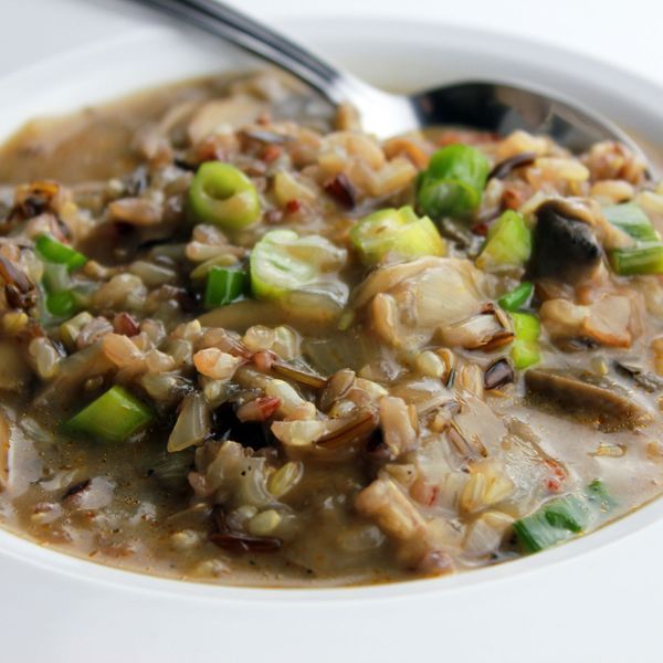 Esta sopa combina lo mejor de lo simple con lo nutritivo. El arroz integral, al cocinarse lentamente, aporta saciedad y energía estable, mientras que las zanahorias, los ejotes y los champiñones equilibran el plato con dulzor natural y frescura vegetal. El apio y las hierbas italianas añaden un perfil aromático que recuerda a una sopa casera de campo, cálida y reconfortante. El ghee le da untuosidad y ligereza digestiva, mientras que un toque de tamari y limón fresco al final realzan los sabores y hacen que la preparación sea aún más equilibrada. Es una sopa ligera pero completa, perfecta tanto como plato principal en la comida acompañada de proteína animal o legumbres (también puedes añadir las legumbres directamente para que se cocinen junto con el arroz), como para una cena nutritiva y calmante. Es ideal en otoño e invierno cuando el cuerpo agradece preparaciones tibias, especiadas y vegetales que aportan estabilidad sin pesadez.