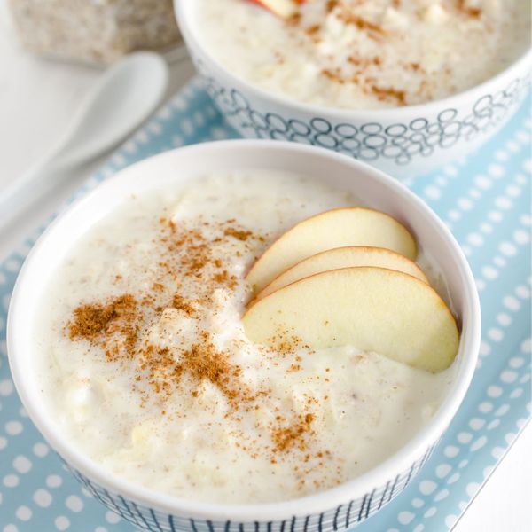 El pudding de avena y manzana es un desayuno o cena ligera que reconforta y nutre al mismo tiempo. El tostado previo de las harinas le da un sabor más profundo y lo hace más digestivo, mientras que la manzana rallada aporta dulzor natural, fibra y suavidad. El ghee y las especias, canela, jengibre y clavo, equilibran el plato con calidez y aroma, transformándolo en un alimento que no solo sacia, sino que también apoya la digestión y la estabilidad. Los clavos hacen de esta receta algo aún más especial: equilibran la pesadez natural de la manzana cocida, reducen la sensación de humedad o digestión lenta típica de las mañanas frías, ayudan a calmar los gases y tensiones del sistema nervioso y además apoyan la salud respiratoria en épocas de resfriados. Servido caliente y cremoso, con toppings como nueces, coco rallado o frutas secas, este pudding se convierte en un plato versátil: puede disfrutarse como desayuno, snack o incluso como un postre nutritivo. Es ideal en otoño e invierno cuando el cuerpo agradece comidas tibias, especiadas y saciantes que reconfortan desde dentro.