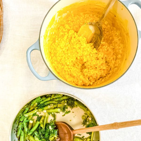 El risotto es un plato que siempre evoca calidez y cercanía, y en esta versión las zanahorias se convierten en las protagonistas. Al ser rostizadas, concentran su dulzor natural y desarrollan un sabor caramelizado que al licuarse con parte del risotto, lo transforma en una preparación vibrante, cremosa y llena de color. Las especias suaves como el tomillo, el orégano y la nuez moscada aportan un aroma herbal y profundo que equilibra la dulzura de la zanahoria. El resultado es un plato ligero, digestivo y muy nutritivo que conserva la esencia reconfortante del risotto clásico pero con un perfil más aromático y equilibrado. Puedes acompañarlo con queso fresco como el paneer, queso de cabra, burrata o incluso un poco de parmesano en ocasiones especiales, además de verduras al vapor como ejotes o chícharos para completar el plato. Es ideal en primavera sin queso, y en otoño e invierno con queso, cuando el cuerpo agradece comidas tibias, especiadas y con raíces dulces que aterrizan y nutren profundamente.