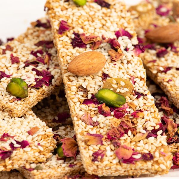 El chikki no es solo un dulce festivo en la India, también es considerado un alimento que apoya etapas específicas de la vida. El ajonjolí, rico en calcio, hierro y grasas saludables, junto con el piloncillo cargado de minerales lo convierte en un bocado altamente nutritivo. Mujeres embarazadas y lactando: En la tradición india, el chikki de ajonjolí se ofrece especialmente en el posparto. Se cree que fortalece los huesos, enriquece la leche materna y repone la energía después del parto. Niños y adolescentes: Por su aporte en calcio, es ideal en etapas de crecimiento, ayudando a fortalecer huesos y dientes, y ofreciendo una alternativa más natural que los dulces procesados. Personas con alta demanda de energía: Ya sea por trabajo físico, deportes o climas fríos, el chikki se considera un snack que calienta, da fuerza y sostiene la energía estable por más tiempo que un dulce refinado. En general es un alimento que fortalece la vitalidad y la inmunidad, siempre y cuando se consuma con moderación y adaptado al dosha de cada persona. Es ideal en otoño e invierno o en cualquier etapa de la vida en la que se requiera más nutrición y calor interno.