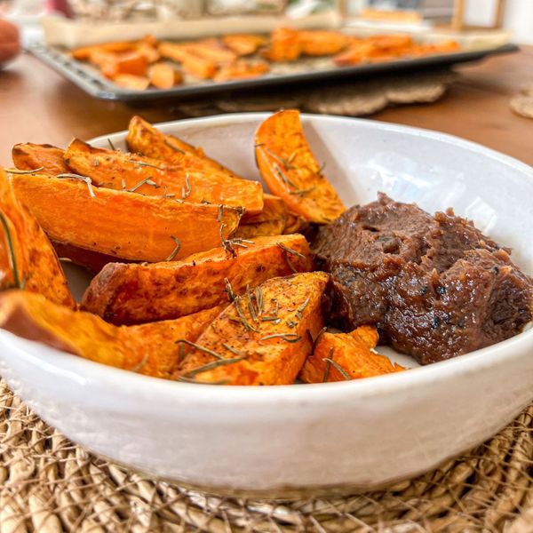 La salsa BBQ suele ser sinónimo de humo, azúcar refinada y condimentos fuertes que muchas veces terminan afectando la digestión. En esta versión ayurvédica, el dulzor natural de los dátiles y las pasas sustituye a los azúcares procesados, mientras que las especias como el comino, la pimienta y el laurel aportan profundidad y aroma sin irritar. El resultado es una salsa espesa, brillante y fragante, que conserva el espíritu intenso de una BBQ pero con un perfil mucho más digestivo y nutritivo. Su toque ácido del limón equilibra el dulzor de la fruta creando un sabor versátil que funciona con vegetales asados, bowls de cereales, legumbres o incluso como dip para empanadas y wraps. Es ideal en verano en pocas cantidades para acompañar asados de verduras y en otoño como complemento de platos más sustanciosos, aportando calor y energía sin pesadez.