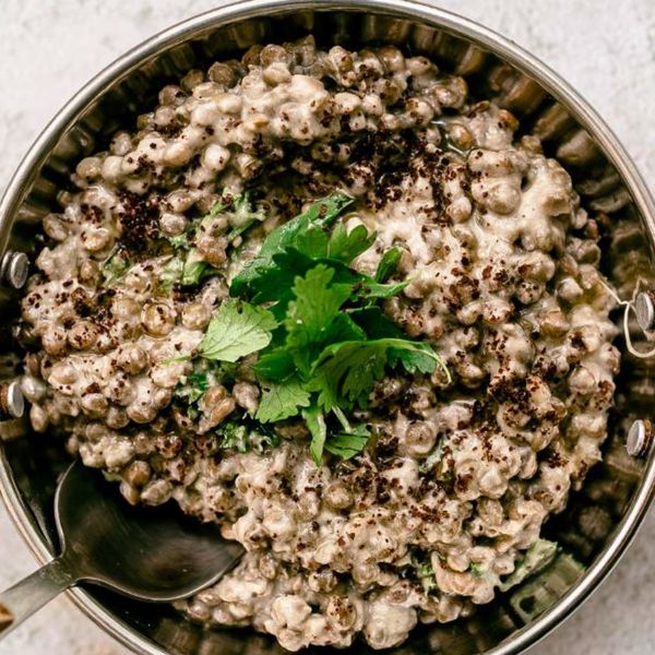 Este plato es una fusión sencilla pero muy nutritiva. Combina la ligereza de las lentejas con la untuosidad del tahini y el frescor del cilantro. El resultado es una preparación cremosa, saciante y aromática que equilibra legumbres, grasas saludables y hierbas frescas digestivas. El tahini aporta calcio, minerales y energía estable, mientras que el limón y el cilantro refrescan y realzan los sabores. Las especias como el comino y la asafétida hacen que las lentejas sean más fáciles de digerir evitando la pesadez que a veces generan. Servido con chapati, pan de masa madre de buena calidad o acompañado de verduras salteadas, se convierte en una comida completa y equilibrada, perfecta para cualquier día de la semana. Es ideal en otoño y primavera cuando el cuerpo busca comidas nutritivas pero ligeras que no saturen la digestión.