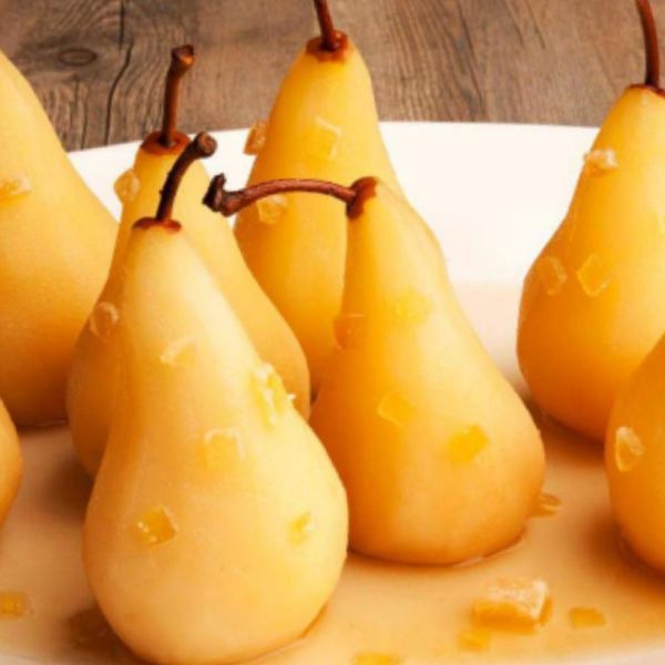 Las peras son frutas suaves y refrescantes, ricas en fibra soluble que favorece la digestión y en minerales que ayudan a mantener la hidratación y la ligereza del cuerpo. Al cocerse lentamente en agua con especias, se transforman en una preparación aromática, dulce y reconfortante. En esta versión ayurvédica, la canela, el cardamomo, el jengibre y la nuez moscada no solo realzan el sabor delicado de la fruta, sino que también la vuelven más digestiva y ligera. El agua de cocción, impregnada de las especias y del dulzor natural de la fruta, puede servirse como una infusión caliente que acompaña perfectamente al plato. El resultado es un postre simple pero elegante, ideal para acompañar tu porridge o pancakes en el desayuno o servidos solos, o para disfrutarse como un snack tibio en días frescos. Es ideal en otoño e invierno, cuando el cuerpo agradece desayunos y snacks tibios, especiados y ligeros.